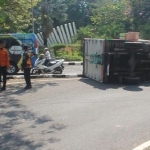 Kondisi truk muatan sembako yang terguling di bundaran Taman Pelangi