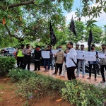 Warga Desa Pocong saat menggelar aksi di depan Kantor DPRD Bangkalan, Senin (12/10/20). foto: AHMAD FAUZI/ BANGSAONLINE