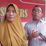 Nur Aziz (berkacamata) saat mendampingi kliennya dalam konferensi pers di Mapolres Tuban.