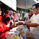 Direktur Utama Petrokimia Gresik, Dwi Satriyo Annurogo (kanan) saat meninjau stand UMKM.