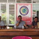 Ketua Dewan Pembina Nasional Kopra Nusantara, Edy Priyono (tengah) saat menggelar jumpa pers dengan awak media.