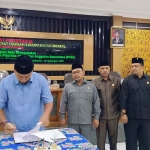 Bupati dan pimpinan DPRD Situbondo saat menandatangani dokumen KUA-PPAS 2026.