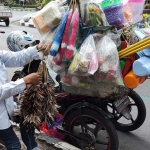 Kasiyanto saat menjajakan dagangannya. foto: MUJI HARJITA/ BANGSAONLINE