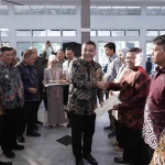 Wamen Ossy saat menyerahkan sertifikat tanah kepada 10 penggiat UMKM. (Ist)