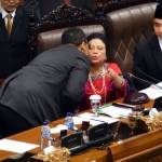 Aksi politisi PDIP  Yulian Gunhar yang mencium wanita tua saat mimpin sidang DPR ini dikecam sebagai tindakan tak tak beretika. Foto: merdeka.com 