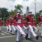 Salah satu peserta lomba gerak jalan dari SMUN 2 Trenggalek. Foto: HERMAN S/BANGSAONLINE