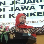 Gubernur Khofifah memberi sambutan dalam Peringatan Hari Kanker Sedunia 2020 yang diperingati oleh Yayasan Kanker Indonesia Cabang Jawa Timur bersama jajaran Pemprov Jatim. foto: ist.