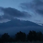 Erupsi Gunung Raung disertai letusan setinggi 750 meter di atas puncak, Jumat (13/6/2025) petang.