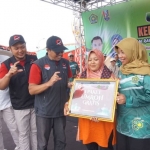 Penyerahan simbolis hadiah umrah Jalan Sehat Kerukunan yang digelar Kemenag Tuban