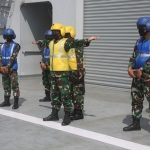 Para Marshaller sedang melaksanakan praktik Peran Helly Deck Party.