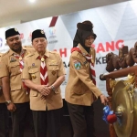 Wali kota Kediri, Vinanda Prameswati, saat memukul gong, sebagai tanda dibukanya Muscab Pramuka Kota Kediri. Foto: Ist.