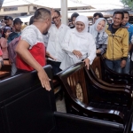 Khofifah berdialog dengan Paguyuban Pasar Meubel Bukir, Pasuruan. FOTO : IST