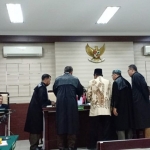 Terdakwa Ahmad Zaini, mantan Kades Pagerwojo ketika diperiksa Majelis Hakim.
