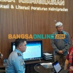 Dirjen Imigrasi, Silmy Karim (dua dari kanan), saat meluncurkan Lentera Keimigrasian di Kantor Imigrasi Surabaya. Foto: MUSTAIN/BANGSAONLINE
