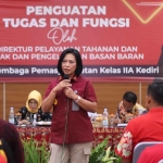 Direktur Pelayanan Tahanan dan Pengelolaan Basan Baran, Marselina Budi Ningsih, saat berkunjung ke Lapas Kediri.