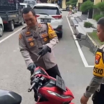 Petugas saat mengevakuasi kendaraan yang diduga membawa narkoba jenis ganja di Kota Blitar.