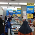 Sidak makanan dan minuman pada salah satu minimarket di Bangkalan.