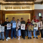 Peserta program POTS atau akronim dari Painting On The Spot di Quds Royal Hotel Surabaya.