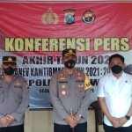 Kapolres Ngawi, AKBP I Wayan Winaya (tengah), saat memimpin Konferensi Pers Akhir Tahun.