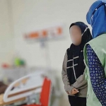 Petugas dari BPJS Kesehatan saat melayani salah satu pasien.