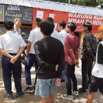 Para pelajar yang kedapatan membolos dibina oleh anggota Polsek Ngrambe.