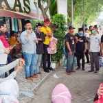 Gus Yani-Bu Min saat menyapa pendukung di Perumahan ABR, Kembangan, Kebomas. foto: ist.