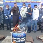 Pemusnahan rokok ilegal di Pasar Baru Porong, Sidoarjo.