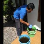 KERUH: Pelanggan menunjukkan air PDAM yang keruh mirip kopi, di Perum SIP Sidoarjo, Rabu (21/9). foto: MUSTAIN/ BANGSAONLINE