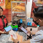 Kini warga Tulungagung semakin terbiasa bertransaksi digital. Tampak pelanggan sedang melakukan pembayaran belanja dengan aplikasi OCTO Pay melalui QRIS CIMB Niaga di gerai Soma Chicken, Karangrejo, Tulungagung, Jawa Timur, Kamis (21/8/2025).