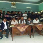 Konferensi pers digelar oleh pihak PSMP bersama supporter. (foto: soffan soffa/ bangsaonline)