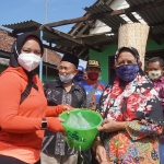 Wali Kota Mojokerto Ika Puspitasari saat menyerahkan bantuan perbaikan rumah kepada korban puting beliung, Sabtu (9/1).