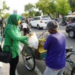 Anggota Persit Kartika Candra Kirana Cabang Ngawi menggelar bagi-bagi takjil di depan Mako Kodim 0805 Ngawi, Jumat (23/4/2021). (foto: ist)