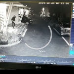 Sepeda motor pelaku yang ditinggal di lokasi kejadian. Pelaku tertangkap kamera CCTV.


