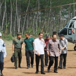 Presiden Jokowi usai turun dari heli Super Puma TNI AU disambut langsung oleh Gubernur Jatim Soekarwo, Kamis (2/11).