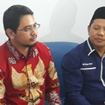 Teno duduk berdampingan dengan Ketua DPD Nasdem Kota Hasjim Asyari.