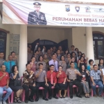 Umat Kristen Gereja Pantekosta foto bersama Kabagsumda Polresta Sidoarjo Kompol Edi Santoso dan Kasat Binmas Kompol Sarwo.