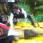 Petugas identifikasi saat melakukan pemeriksaan terhadap jasad korban. foto: dendi martoni/ BANGSAONLINE