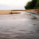 Air Pantai Lombang yang kondisinya kotor karena diduga tercemar limbah tambak udang yang ada di sepanjang pantai.