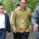 A Muhaimin Iskandar (kiri) pakai baju putih gelap saat datang di Gedung KPK Jalan Kuningan Persada Jakarta pukul 10.10 WIB, Rabu (29/1/2020). foto: istimewa