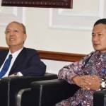 Prof. Dr. Ch. B Lumenta, MD., PhD saat sharing dengan Sekkab Lamongan. foto: BANGSAONLINE
