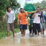Warga saat hendak membawa jenazah korban banjir, Sujinah, untuk dimakamkan. foto: SUWANDI/ BANGSAONLINE