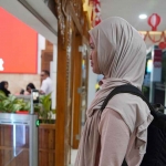 Seorang calon penumpang kereta api saat menggunakan teknologi face recognition atau pengenalan wajah. Foto: Ist