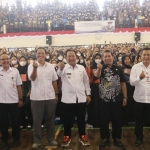 Bupati Jember  foto bersama dengan ribuan mahasiswa baru Polije dalam PKKMB T.A. 2022/2023.