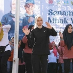 Wali Kota Kediri Vinanda Prameswati saat mengikuti senam bersama dalam rangka peringatan Hari Keluarga Nasional (Harganas) dan Hari Anak Nasional (HAN) Tahun 2025. (Ist)