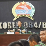 Danrem 084/BJ Brigjen Widjanarko saat menerima paparan kesiapan pilkades dari Dandim 0826/Pamekasan di Ruang Data Makorem 084/BJ, Jl. A. Yani No. 1 Surabaya, Senin (18/4/2022).