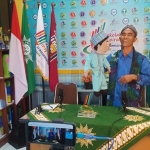 Kak Anshori bersama bonekanya saat mendongeng dalam kegiatan Darul Arqom. (foto: ist)