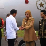 Bupati Faida menjabat tangan Jokowi di bandara Jember.
