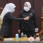 Anik Maslachah, Wakil Ketua DPRD berdiskusi dengan Gubernur Khofifah di ruang paripurna. foto: DIDI ROSADI/ BANGSAONLINE