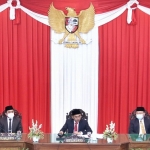 
Wakil Wali Kota Pasuruan, Adi Wibowo, beserta saat menghadiri sidang paripurna LKPJ Tahun 2021 di DPRD Kota Pasuruan.