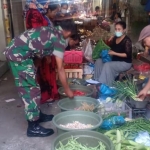 Babinsa Koramil Tandes turun langsung ke pasar-pasar untuk memantau harga sembako.